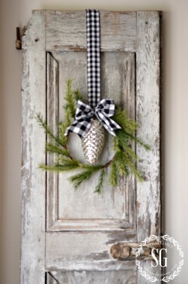 christmas-farmhouse-kitchen-chippy-shutter-wreath-stonegableblog-com_
